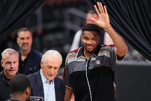小米切尔:和字母哥训练后才明白 他为何能拿MVP&DPOY&总冠军