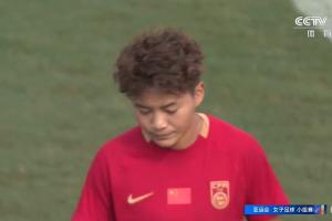 下半场比赛开始,中国女足换人调整,王霜、陈巧珠、李晴潼登场