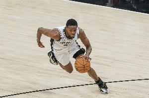考辛斯:热火该追求福克斯 他能降低字母哥万一缺阵的影响